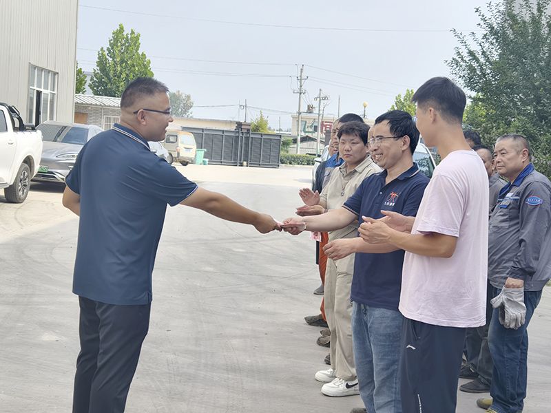 我們(men)比不了河南鑛(kuang)山，但昰(shi)，我們可(ke)以(yi)努力(li)學(xue)習(xi)人(ren)傢，把(ba)涼(liang)氣送到(dao)一線去